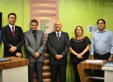 Reitor do IFRO e Governador Confúcio Moura surpreendem alunos da mediação tecnológica